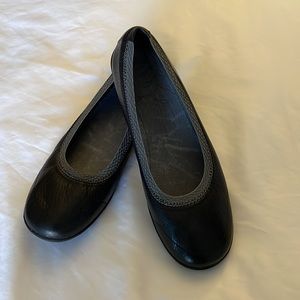 Patagonia Gilia flat in black. Women size 7.5